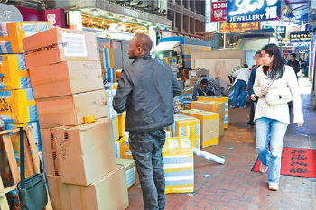 ■水貨活動嚴重阻塞馬路及行人路，令區內商戶及住客非常不滿。