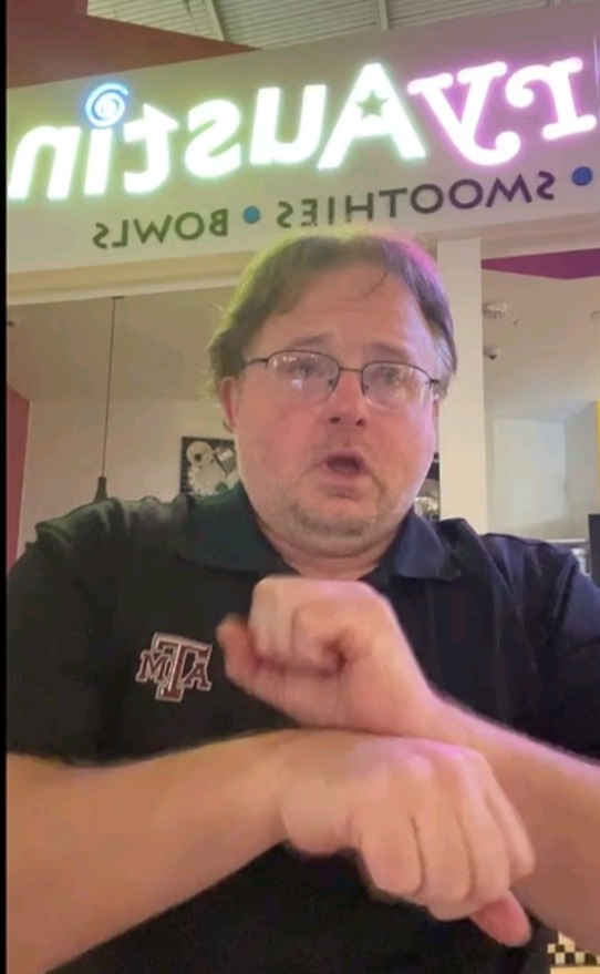 Kaylee父親Joshua Hottle以手語在網上直播,向粉絲們告知女兒死訊。 Kaylee父親Joshua Hottle以手語在網上直播,向粉絲們告知女兒死訊。