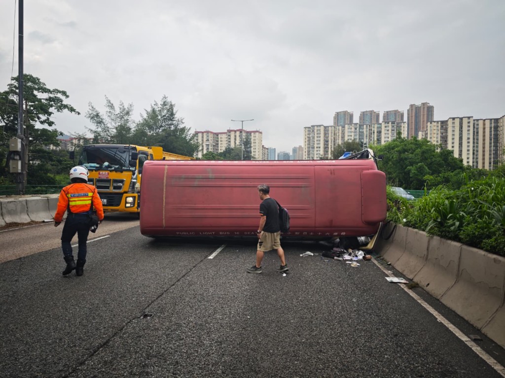 小巴司機自行爬出車廂。 小巴司機自行爬出車廂。