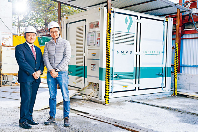 信和集團創新聯席董事楊孟璋（左）與Ampd Energy行政總裁暨聯合創辦人黃文順（右），後方為信和引入之首部「淨能櫃」在元朗地盤。 