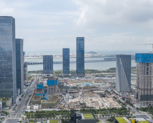 入職後,符合條件的人員可按程序「秒批」落戶深圳,申請租住前海人才公寓。新華社圖片