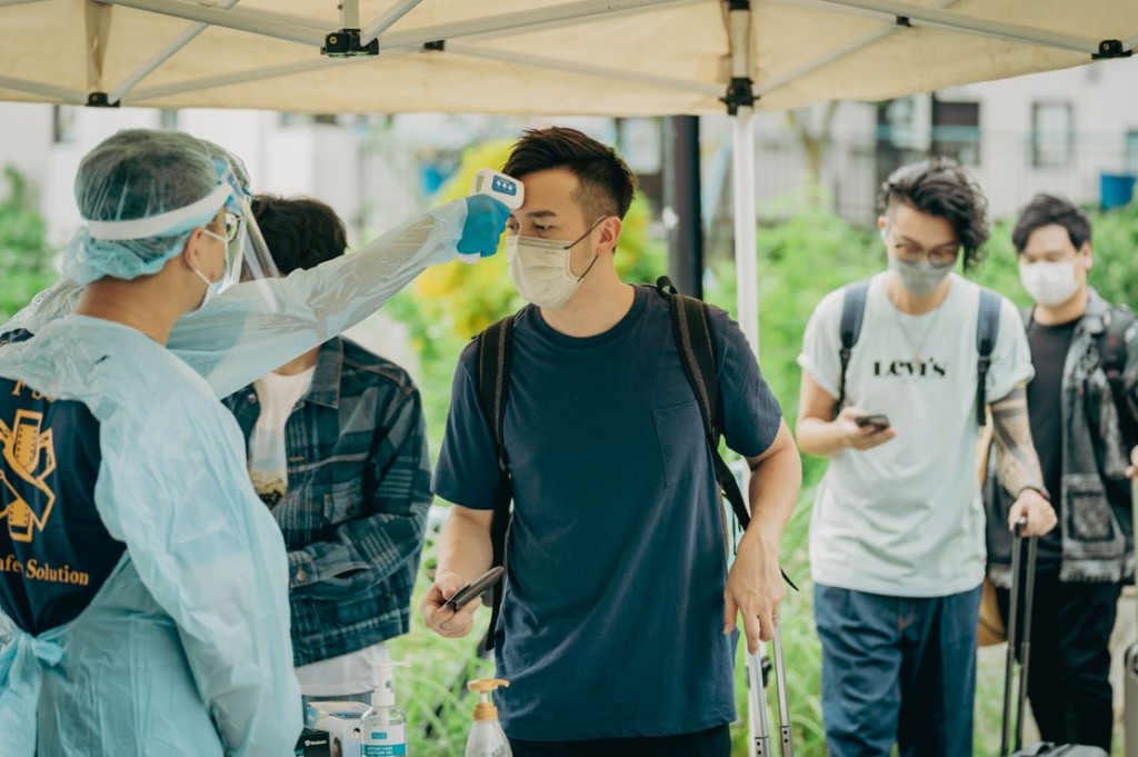 四子亦有演出扮演入隔離營。