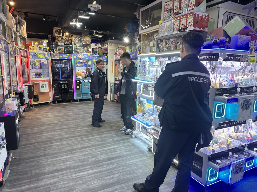 笨贼潜入夹公仔店铺，偷走iPad空盒。