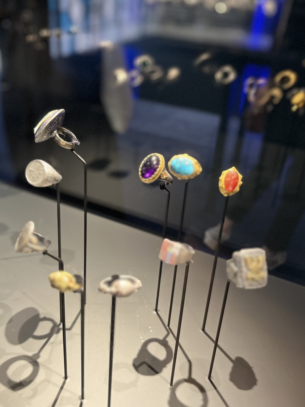 「男士戒指，Yves Gastou傳奇珍藏」展覽早前曾在香港舉行，今回移師上海，展品數量更增加了逾百件。