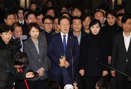 反對黨領袖李在明(中)在國會上發表講話。路透社 反對黨領袖李在明(中)在國會上發表講話。路透社