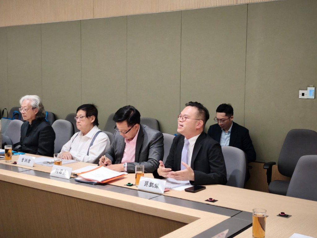 梁美芬教授率領七名立法會議員及十二名核心成員,前往政府總部向政制及內地事務局局長謝小華正式提交《就香港特別行政區經濟和社會發展第一個五年規劃——發展民間外交融入及服務國家大局建議書》。 梁美芬教授率領七名立法會議員及十二名核心成員,前往政府總部向政制及內地事務局局長謝小華正式提交《就香港特別行政區經濟和社會發展第一個五年規劃——發展民間外交融入及服務國家大局建議書》。