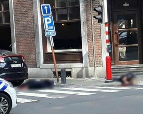 兩名遇襲女警伏屍街頭。（網圖）