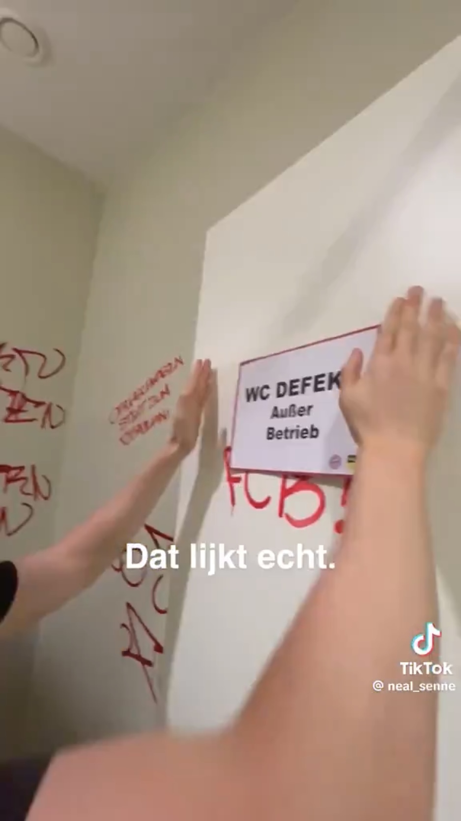 贴上假的“故障中”告示。  TikTok@neal_senne