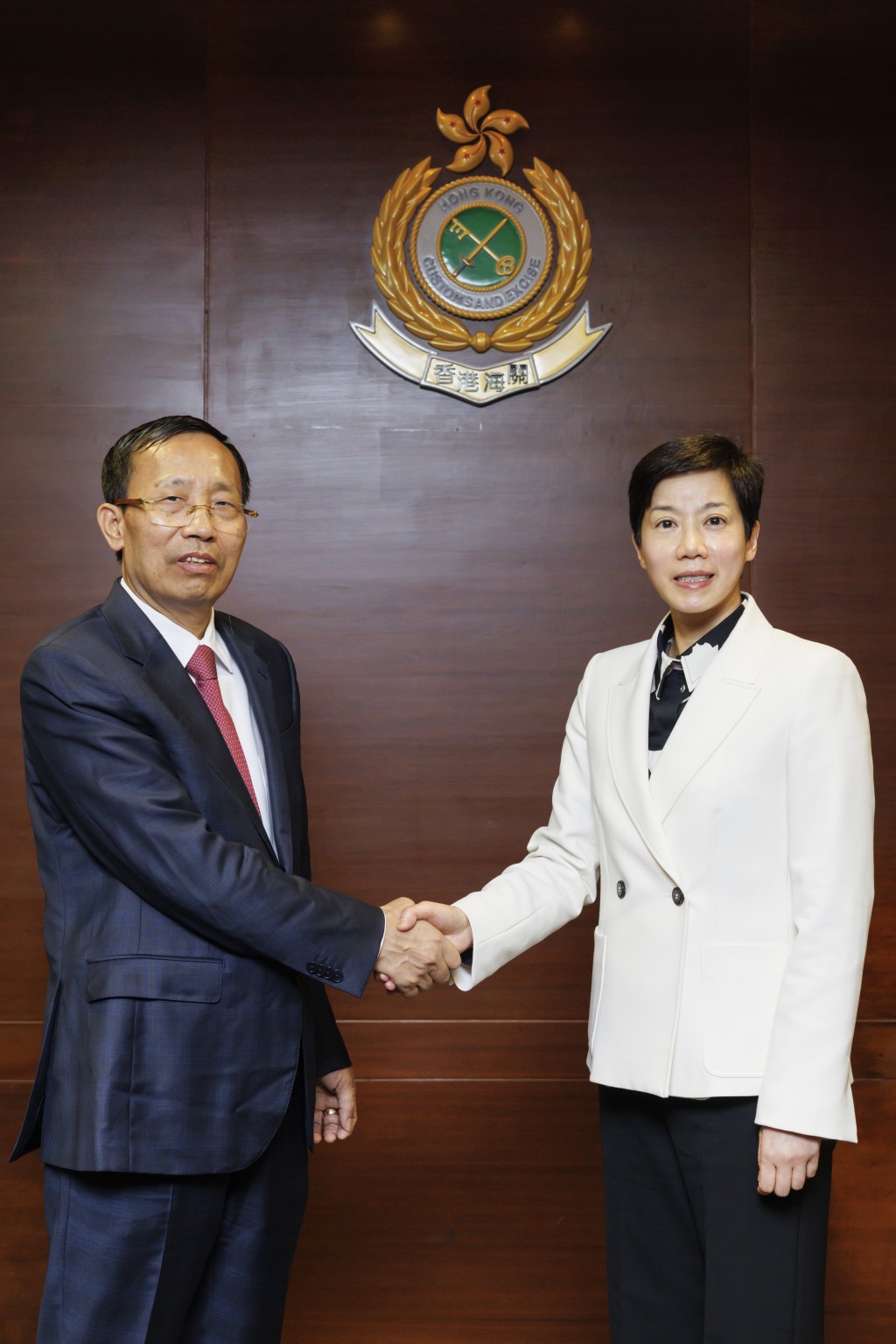 何佩珊(右)与越南海关关长Nguyen Van Can(左)及其代表团会面。政府新闻处图片