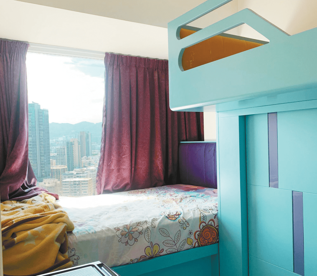 寝室一室光猛明亮，碌架牀下设衣柜减少占用空间。