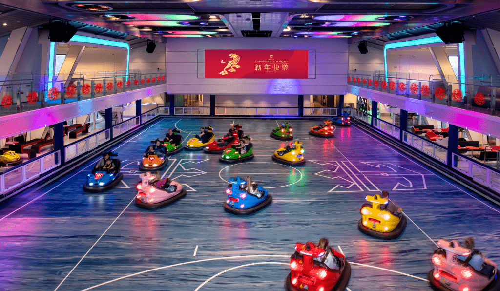 在巨幅的虎年装饰作伴下，玩碰碰车时料会更觉起劲。