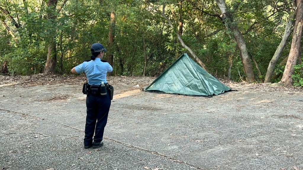 救援人員將男子救起，經檢查後證實死亡。曾志恒攝