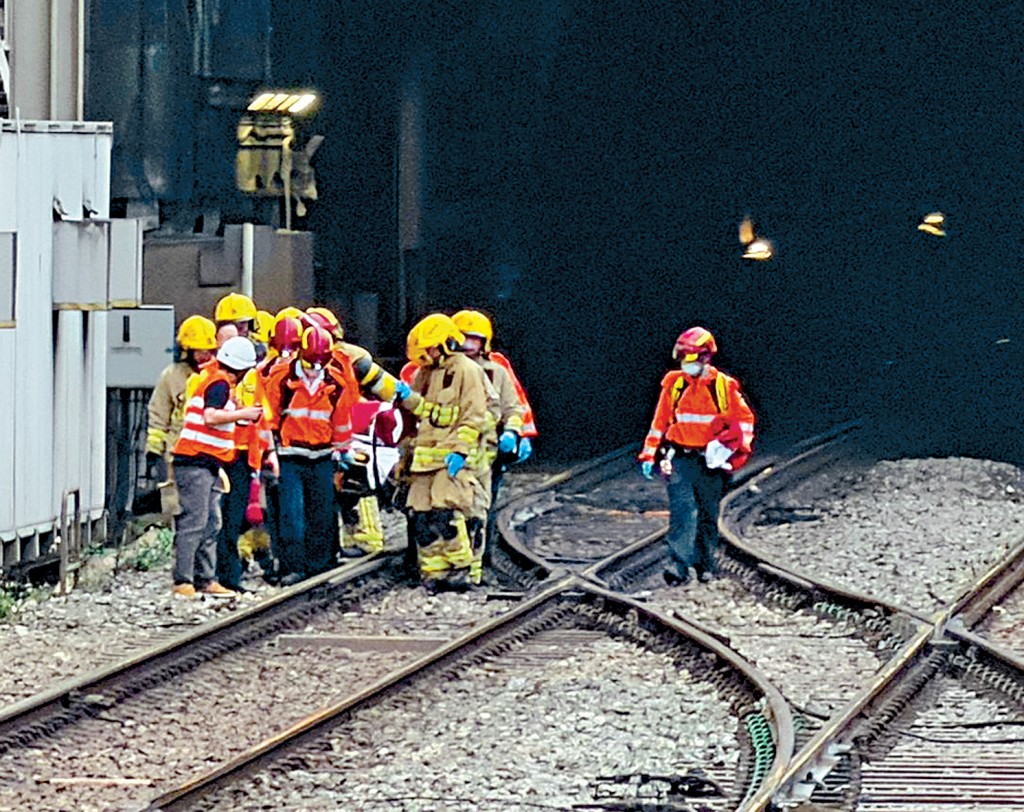 男子闯路轨怀疑触电，获救送院。