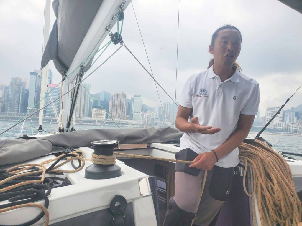 前香港隊帆船運動員謝劭傑(外號叉燒)講解帆船知識。 