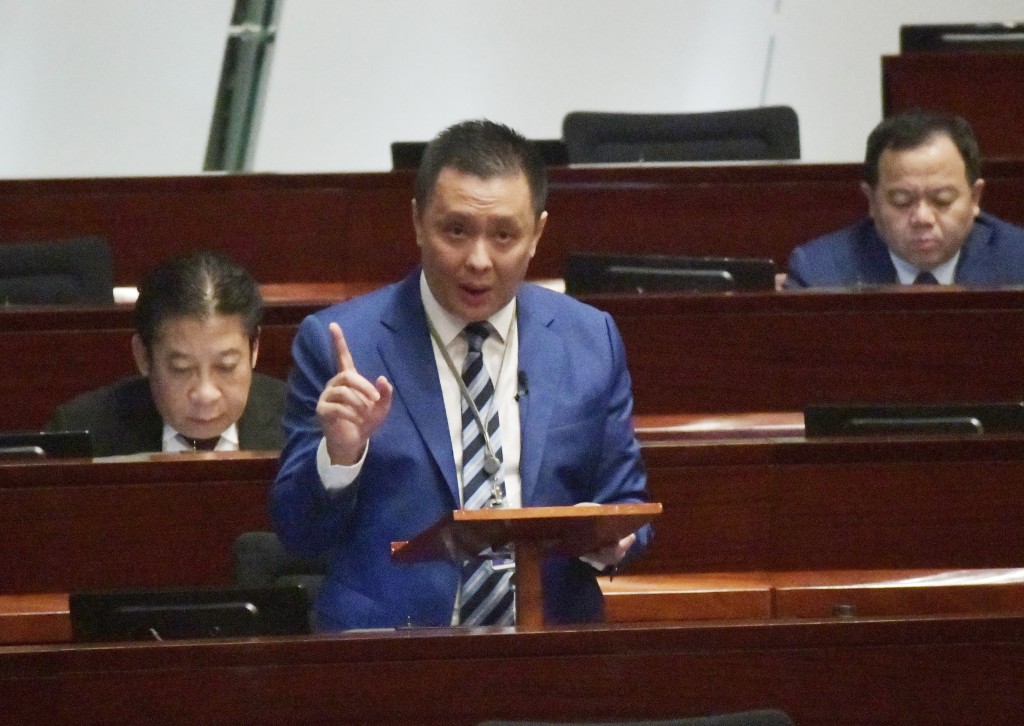 教育界立法會議員鄧飛表示,「三層應急機制」包括與學童家長的溝通,但現實上家長不會主動求助。資料圖片 教育界立法會議員鄧飛表示,「三層應急機制」包括與學童家長的溝通,但現實上家長不會主動求助。資料圖片