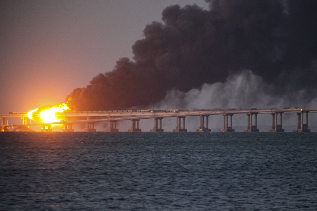 克里米亞大橋爆炸冒濃煙。AP