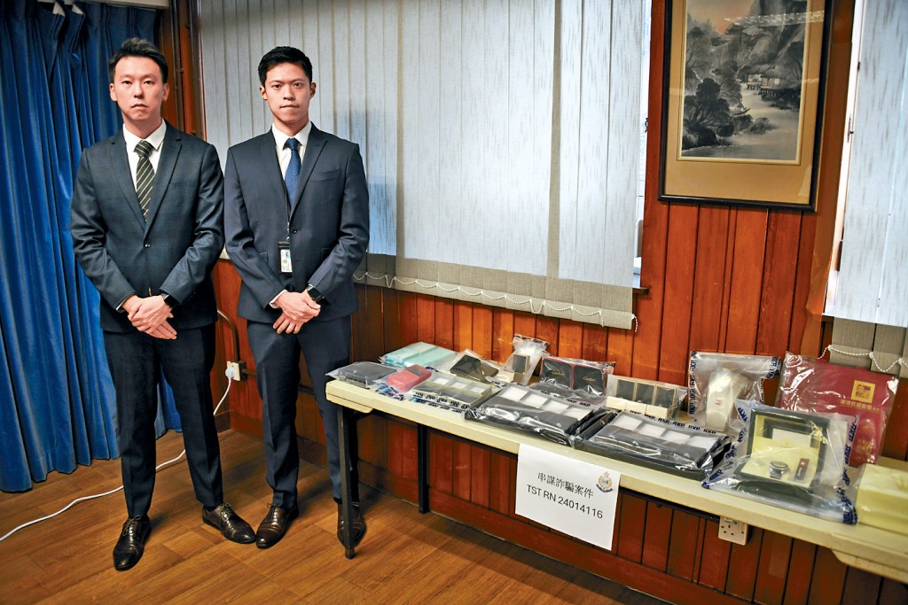 油尖警區刑事調查隊偵緝督察崔炳𤋮及油尖警區科技及財富罪案組高級督察陳源勳講述案情。