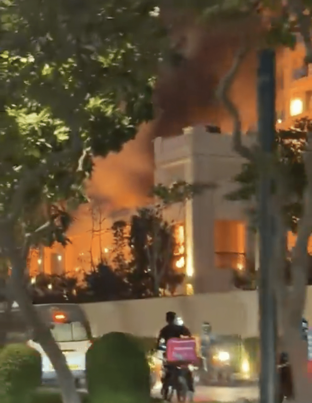 杜拜棕榈岛一间酒店外火光熊熊。X影片截图