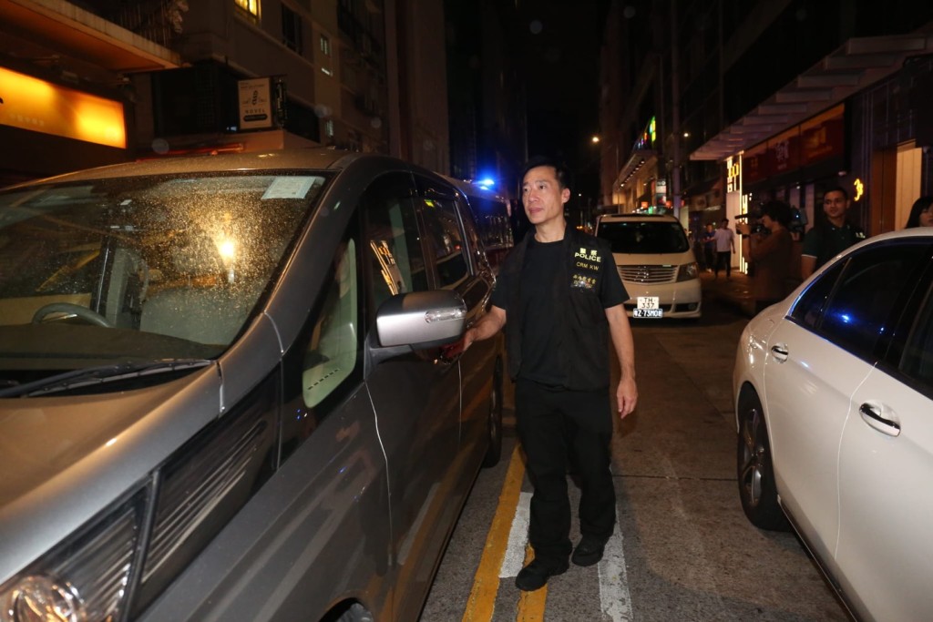 西九龍總區刑事部警司鍾雅倫帶隊。