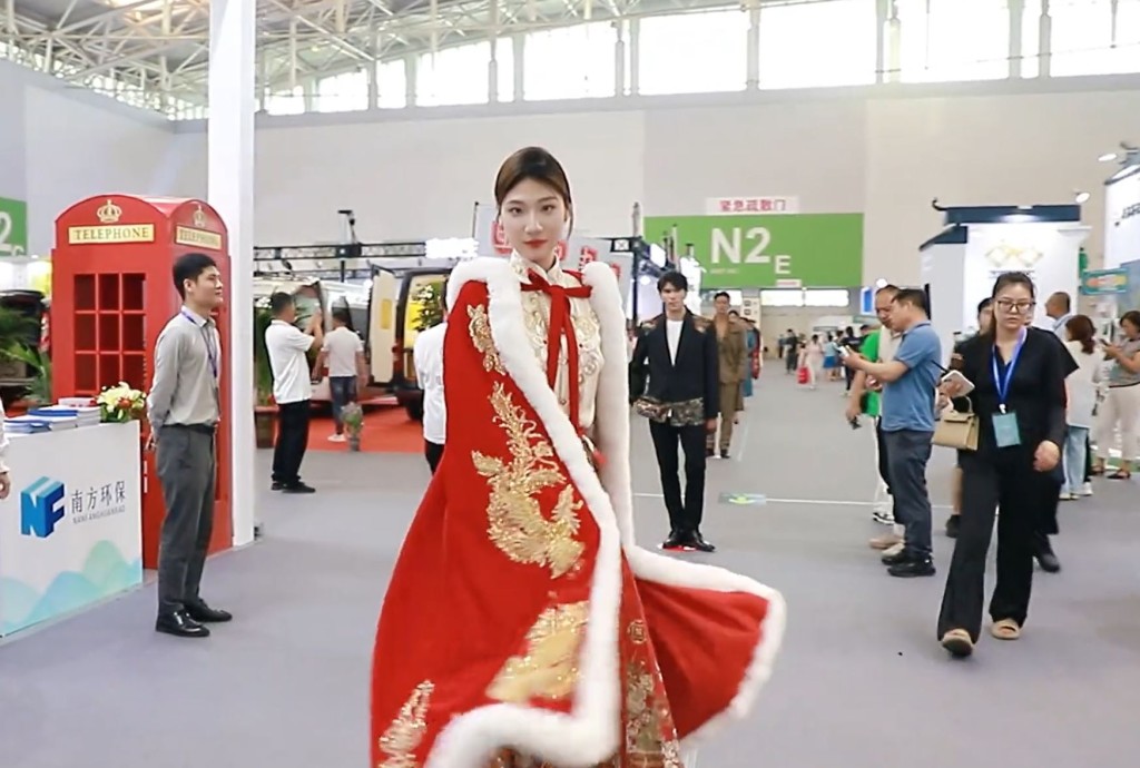 天津舉行的壽衣時裝騷惹起網民熱議。