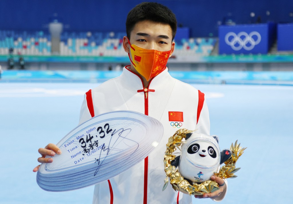 高亭宇手持選手牌上，寫上新奧運紀錄的34秒32。  REUTERS