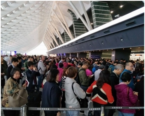 台灣桃園機場出現大量旅客。李芮萱fb圖片