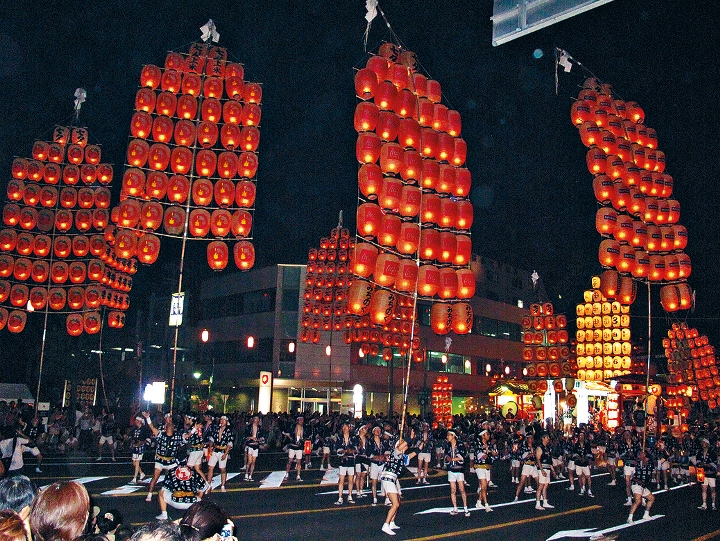 8月3日至6日可在秋田市竿燈大通賞到竿燈祭盛況。
