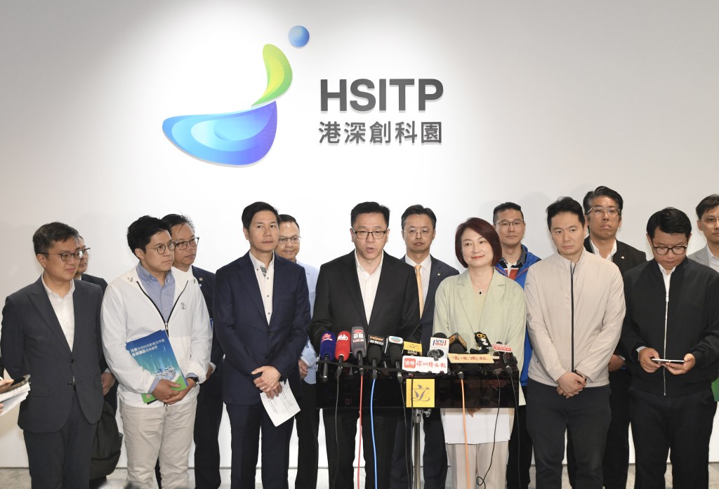 立法會53位議員今日到北都進行第二次實地考察後傳媒。 立法會53位議員今日到北都進行第二次實地考察後傳媒。