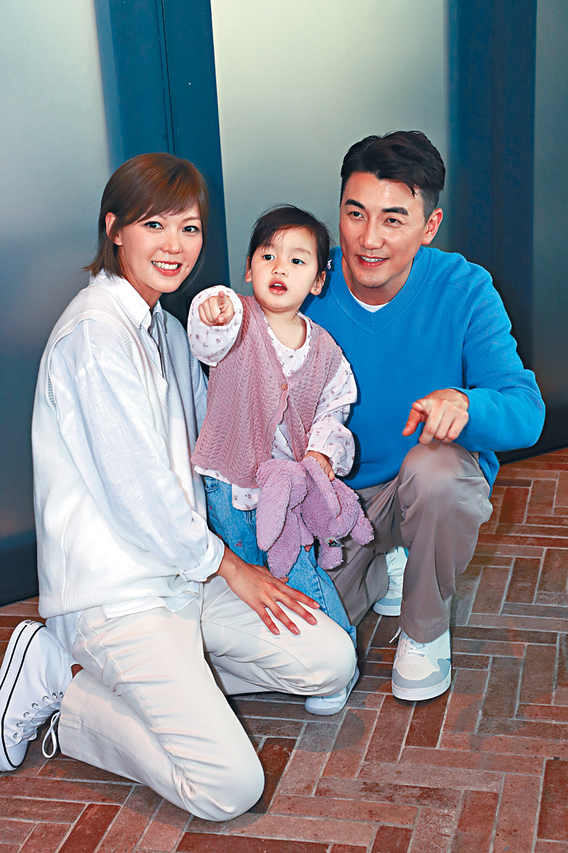洪永城一家三口齊拍廣告，他大讚囡囡有天分。