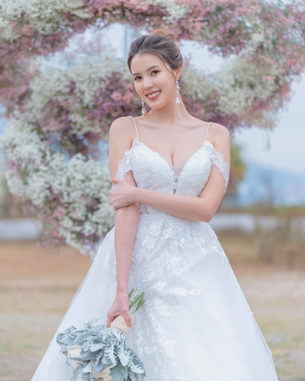 鄧凱文晒婚紗相，但大部分的網民不信她結婚。