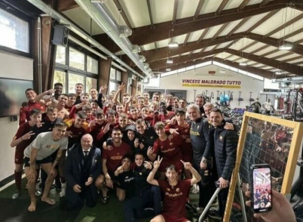 罗马教练摩连奴，邀请U14小将与一队球员庆祝。网上图片