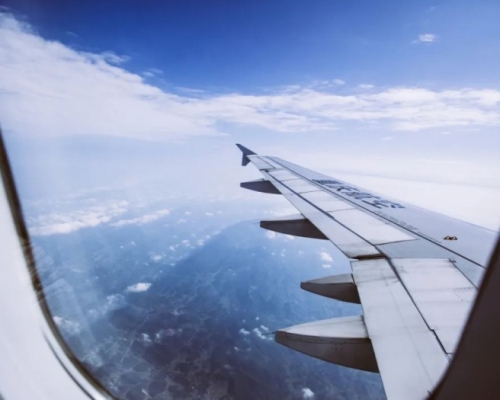 重慶女子稱在美發燒被拒檢測，狂食退燒藥成功回北京後確診。(示意圖)