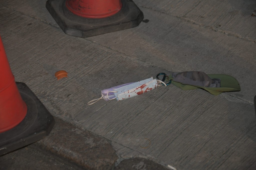 現場遺下染血口罩。