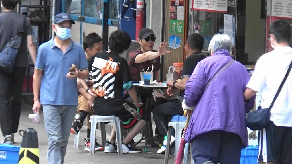 好耐冇見朋友的嘉穎一坐低Non-stop咁講,仲興奮到伸出「擒拿手」,好生動!