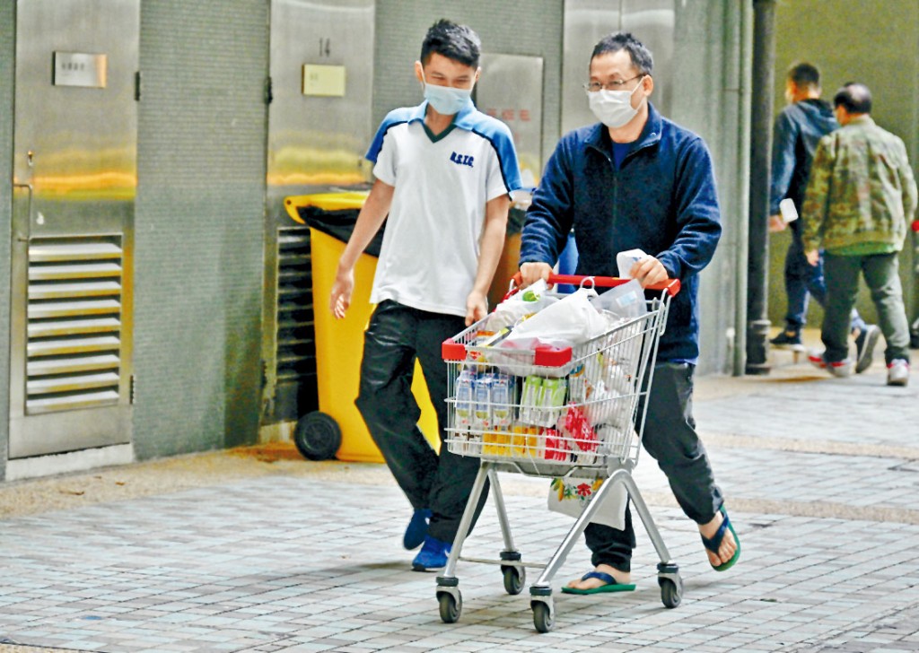 居民「整車」物資購回家，準備隔離五天。