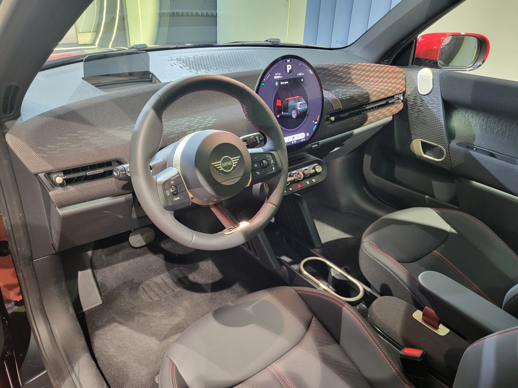 新一代MINI Cooper SE电动车，标准加有全套JCW Style配件。