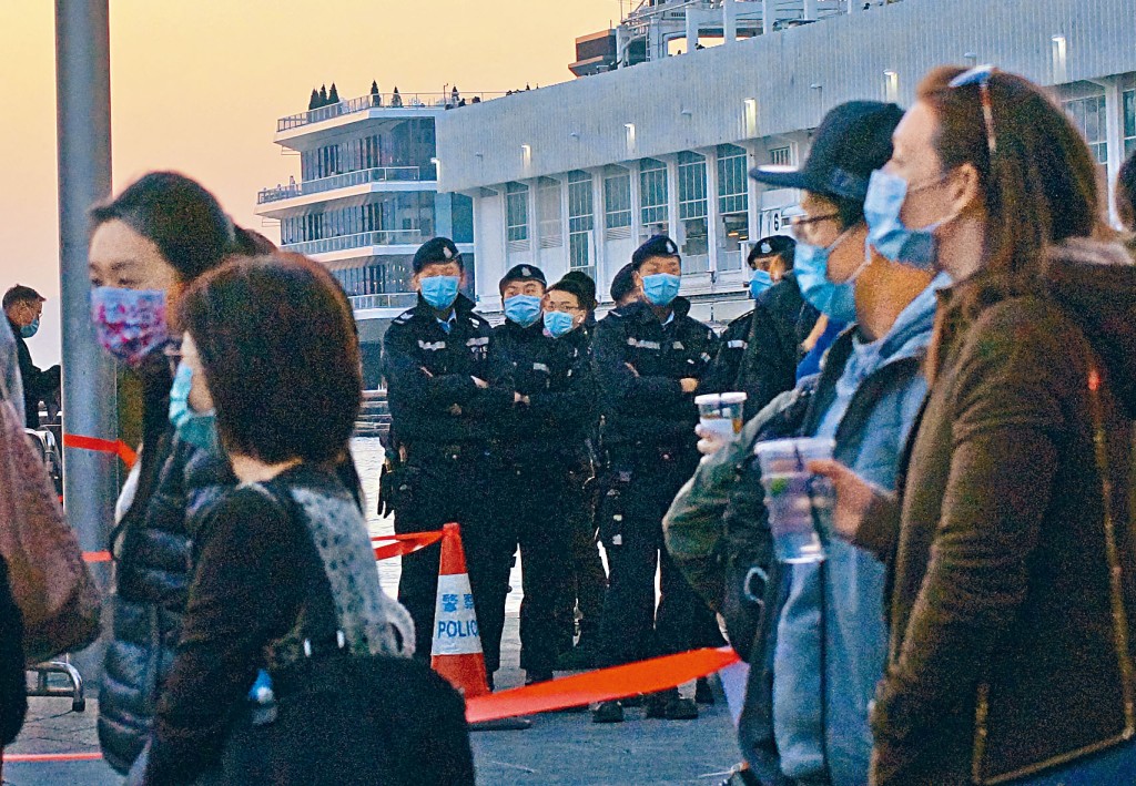 ■大除夕天氣轉冷,警察仍謹守崗位,在尖沙嘴執勤。