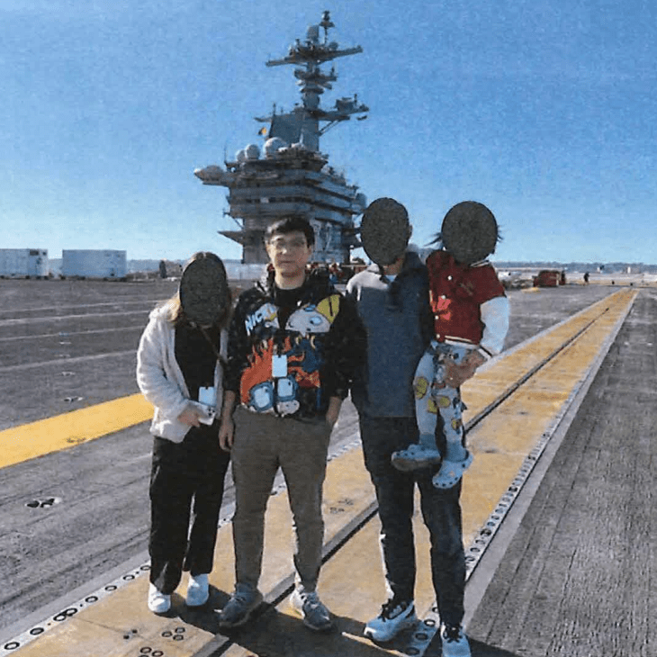 陳元策（左二）被指透過社交媒體，與1名海軍人員建立聯繫，並安排與此人一同參觀聖迭戈的「林肯號」航空母艦。加州北區聯邦地方法院