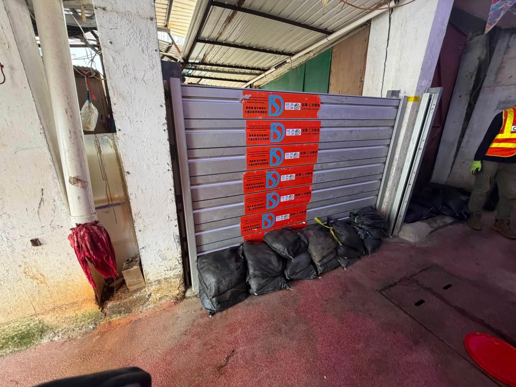 渠務署已在鯉魚門安裝可拆式擋水板。FB:下水水 渠務署已在鯉魚門安裝可拆式擋水板。FB:下水水