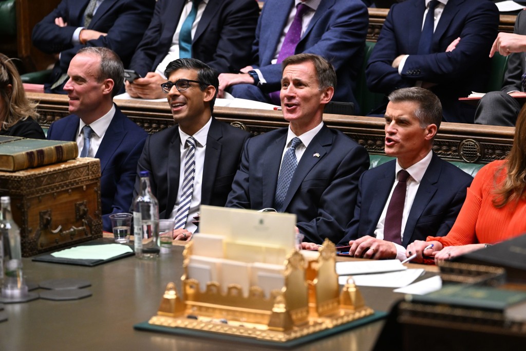 首相辛伟诚（中左）和财政大臣侯俊伟（中右）。AP