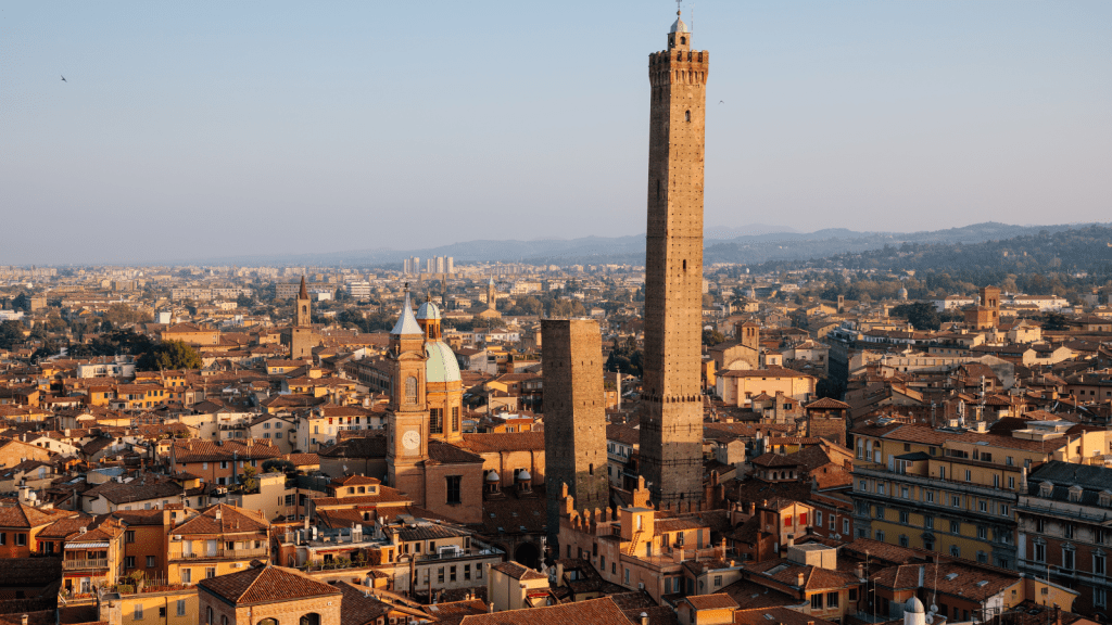 意大利古城博洛尼亚市有两座方形的高塔。