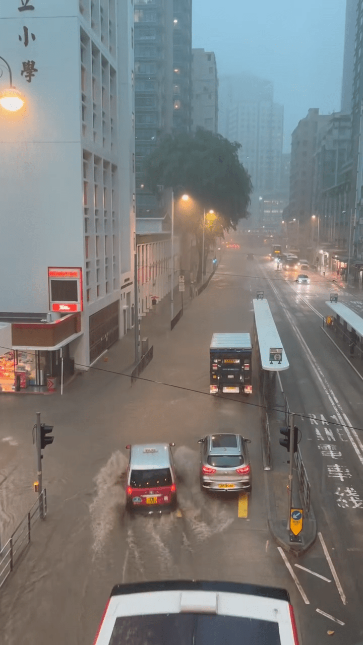 汽水涉水而行