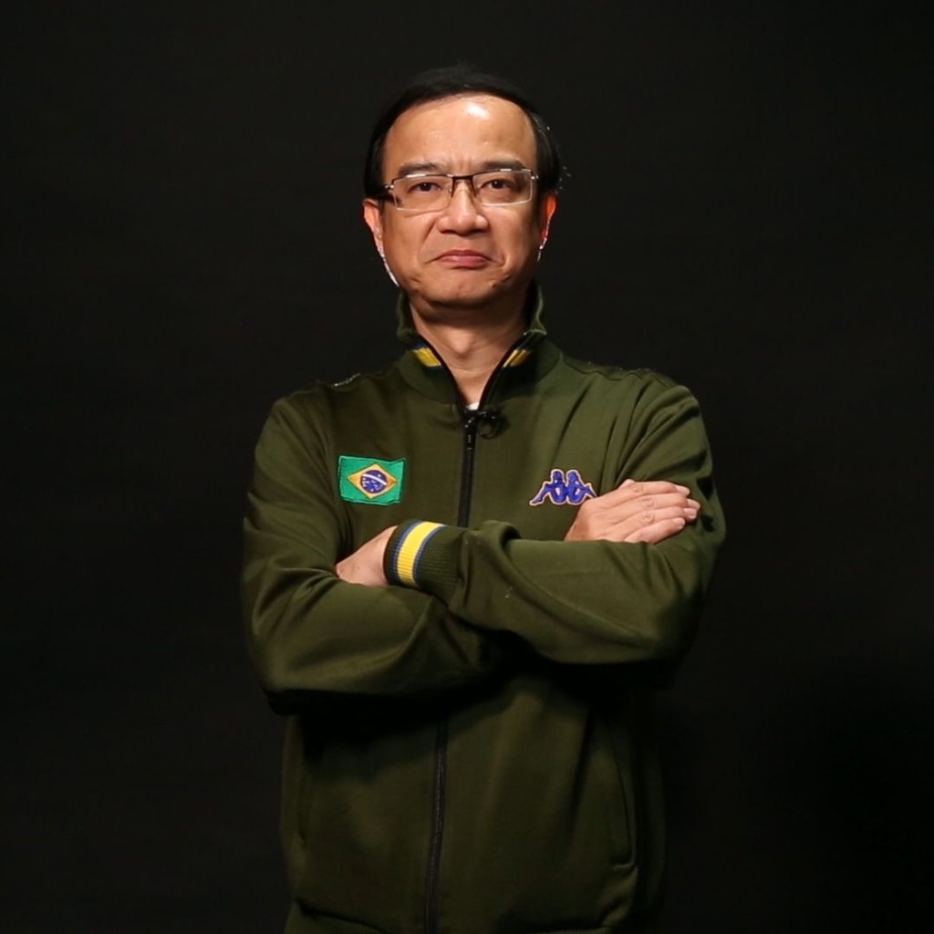 今年62岁的锺志光在80年代开始已在港台任职，又曾客串广播剧，之后90年代开始讲波。