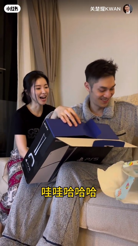 关楚耀41岁生日获赠游戏机。