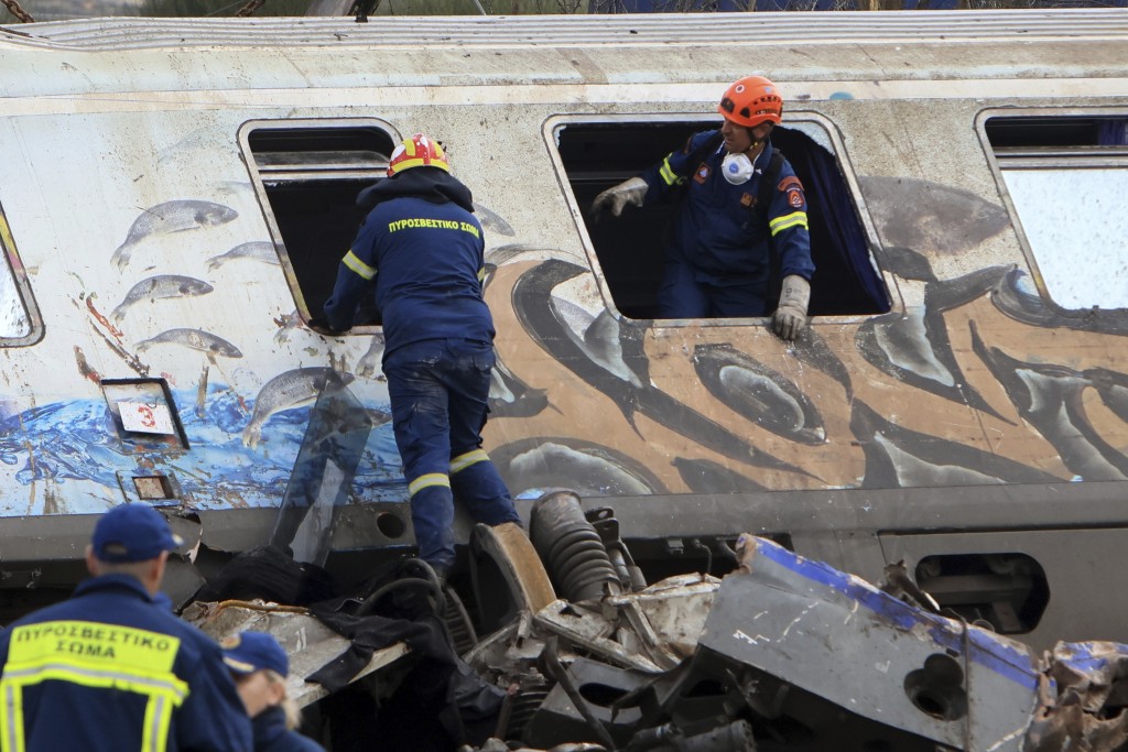 希臘列車相撞，消防員仍在現場尋找生還者。 美聯社