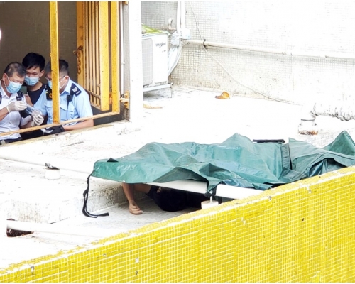 警方以帳篷遮蓋死者遺體。