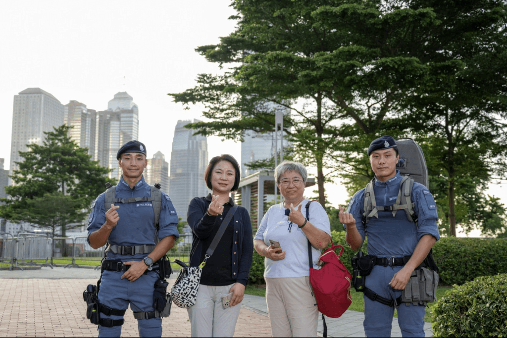 與市民親切互動。警隊fb