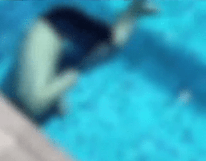 游泳教练开始沉入水中身体抽搐好几分钟了，但仍未有人察觉异样施救，工作人员仍在拍摄。