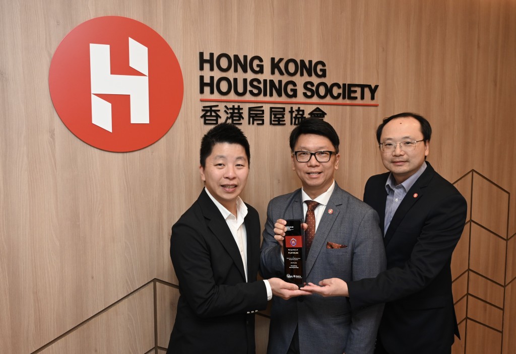 香港房屋协会荣获白金认可级别，资讯科技主管辛建国博士（中）、助理总经理（资讯保安及管治）黄日鸿先生（右）及 经理（资讯保安）骆家辉先生（左）。