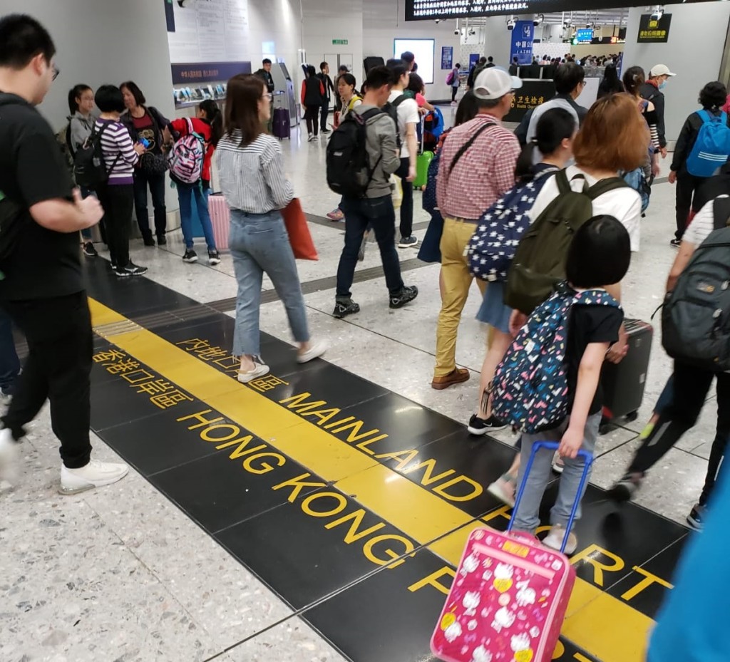 大批旅客乘搭高鐵。資料圖片